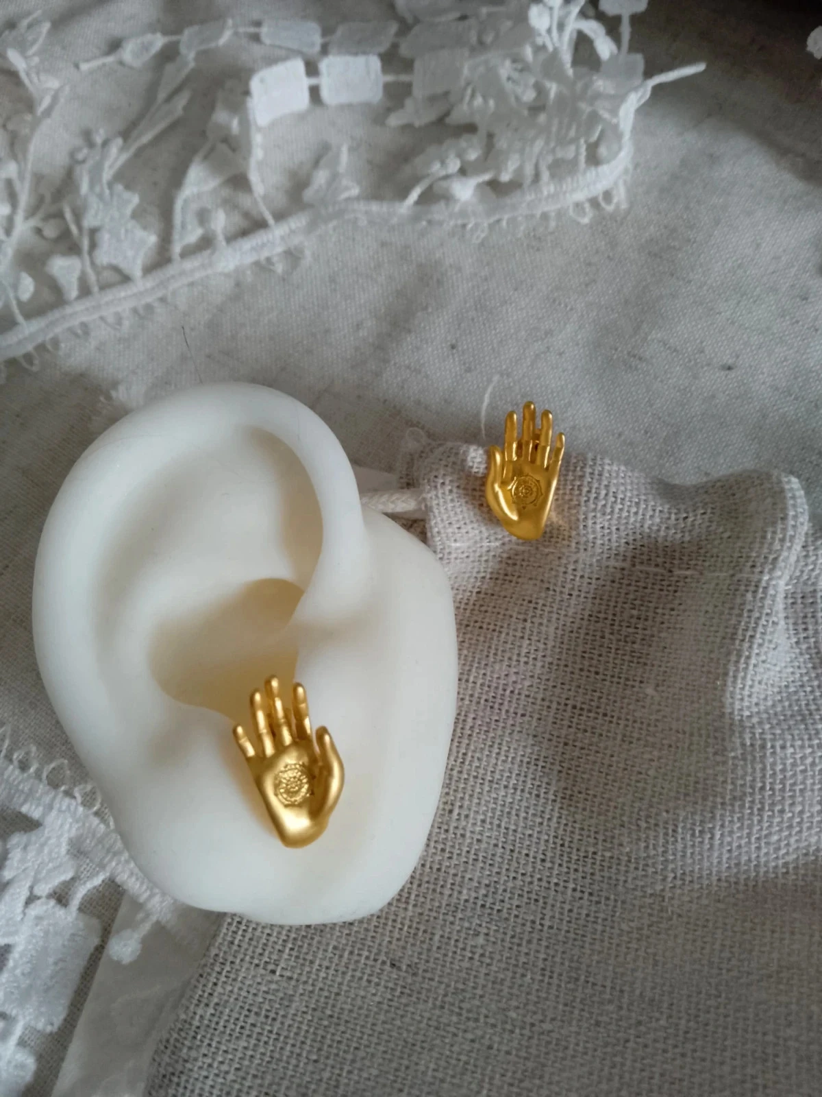 Boucles d'oreilles bohèmes mains dorées